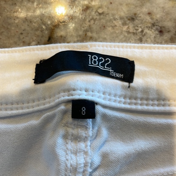 Super cute 1822 cropped denim white jeans with cute Snap detailing at the bottom - Picture 4 of 4